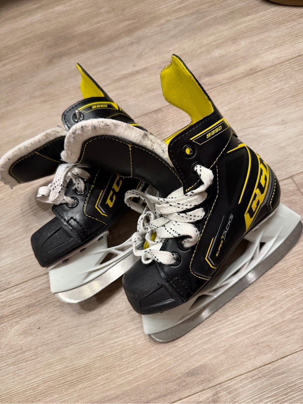 CCM Super Tacks Hockey Skates – Youth Size 1